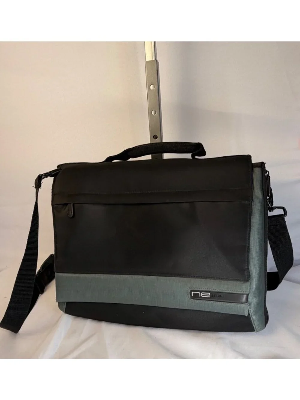 Belkin NE-07 Notebook Laptop Carrying Case Messenger Bag Black Gray Handle